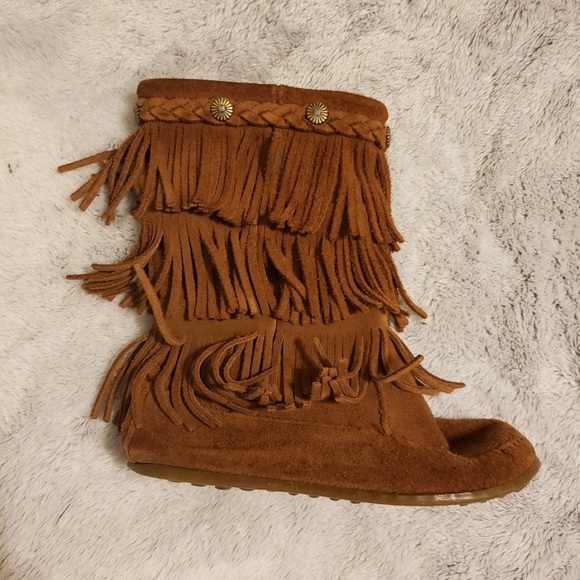 Minnetonka 3-Layer Fringe Boots - Picture 4 of 4